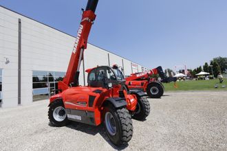 STYRING: De store Manitou-teleskoptruckene kan styres med fremhjulene, alle fire hjulene eller kjøres med parallellstyring.