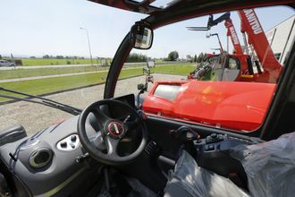 HYTTA: Menyen på skjermen i Manitou-maskinene er intuitiv og oversiktlig. Joystick og alle knapper sitter på armlene-konsollen som følger setet når dette justeres.
