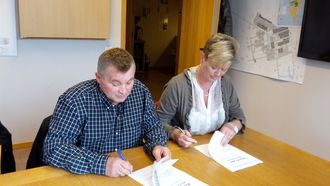 Direktør i LNSS Frank Jakobsen og direktør i SNSK Wenche Ravlo signerer avtalen.