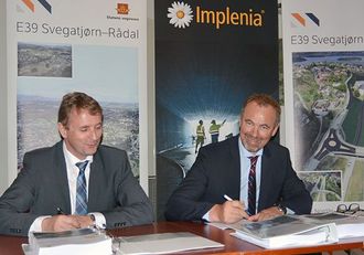 Regionvegsjef Helge Eidsnes (t.v.) og adm.dir. Petter A. Vistnes i Implenia Norge AS signerer vegkontrakt for E39 Svegatjørn–Rådal til 1,4 mrd. kr.