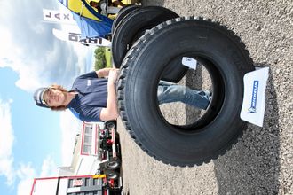 Account manager last & buss i Michelin, Morten Hagen, lener seg mot et XDY, en av de mest robuste variantene i X Works-rangen.