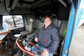 PRØVESITTER: Pål Kristiansen i BFAB prøvesitter den gamle bilen. Hytta klarer seg meget fint til å ha rundet 20 år.