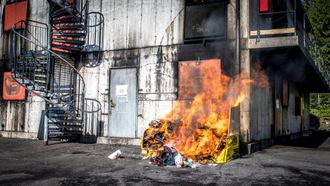 Brannøvelse med avfallssekk.