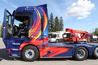 Daglig leder i Terje Tandberg Transport AS, Terje Tandberg, kostet på seg et bredt smil da han entret selskapets jubileumsbil, MAN TGX 6x2 med den kraftige D38-motoren på 560 hk.
