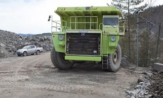 R130 ved tippesjakten. Sjåføren ser at det er nok plass før han tipper.