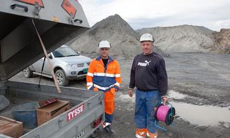 Bergsprenger Arne Eilefsen og lærling Knut Åge Dalen er klare for å skyte.