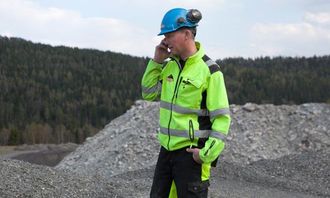 Avdelingsleder for Feiring Bruk Lørenskog, Tormod Wæhle, ringer sjåføren på den siste asfaltbilen og ber ham kjøre ut av bruddet så det blir mulig å sprenge.