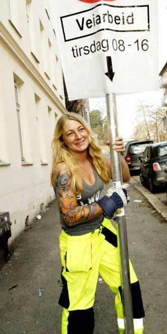 Merethe Ragnardotter Flakk fra Trafikk-Jentene på skiltjobb.