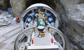 Den første delen av tunnelen er drevet på konvensjonelt vis, men nå er TBM-en klar til å overta. Bak kutterhodet kan man se noen av de ti elektromotorene på 300 kW hver (de blå sylindrene).