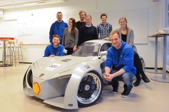 Laget fra Høgskolen i Østfold som stiller til start i årets Shell Eco-marathon. Bilen de står rundt, er fra den gangen Høgskolen i Østfold stilte til start i 2010. Nå bygger teamet en helt ny bil.