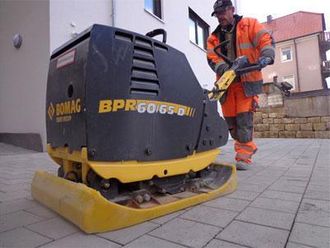 FORSIKTIG KOMPRIMERING: Fiberbelegget under vibroplaten komprimerer belegningssteinen forsiktig slik at knusing og riper unngås.