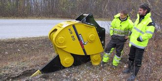 Entreprenør Kent Hansen (t.v.) og Hesselberg-selger Thore Sve-Larsen studerer KVX Xcentric-ripperen som nå benyttes på en Komatsu-graver.