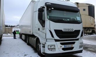 Denne portugisiske trekkvogna skulle frakte fisk til Bilbao. Den turen ble utsatt til det ble satt godkjente dekk på tralla.