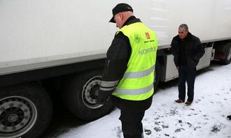 Her har inspektør Bjørn Uno Rogneby i Statens vegvesen nettopp utfordret den portugisiske sjåføren å vise merker på dekkene som viser at de er godkjent for bruk på vinterføre. På grunn av språkproblemer gjorde ikke sjåføren noe.