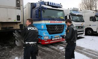 Denne trekkbilen fikk kjøreforbud på grunn av feil dekk.