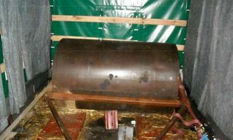 En vals bygget om til en dieseltank på lasteplanet. Her fant politiet ca. 350 liter diesel.