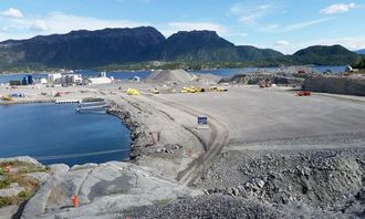 Bilde av Hestvikholman industriområde tatt fra toppen av salven som settes av i dag.