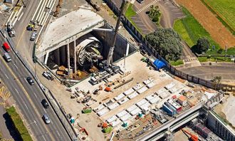 Tunnelutløpet ligger like ved motorveien som senere skal knyttes til tunnelen. Derfor måtte TBM-en snus på et lite område på bare 25x39 meter.