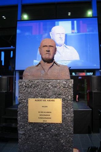 PÅ SOKKEL: Denne statuen fikk Albert Kr. Hæhre i gave fra 20-års-klubben, aksjonærer og funksjonærer.