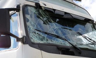 Volvo-en fikk vippet førerhuset i stussen på MAN-en den sto sammen med på tralla i høy hastighet.