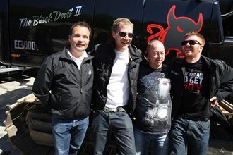 En glad gjeng. Daglig leder hos Volvo Maskin i Bergen, Espen Kråkemo (f.v.) sammen med Raymond Røskeland, Odd Fyllingslid og Øystein Bratli (alle Røskeland Maskin AS).