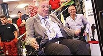 Ordfører Skrettingland tester simulatoren, med Bjørn Risa som tilskuer.