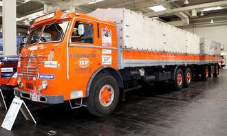 Büssing 12.000 laget i 1953, med Büssing-motor som på 200 hk. Maksimal tillatt totalvekt på bil og henger er 40 tonn. Topphastighet: 63 km/t.