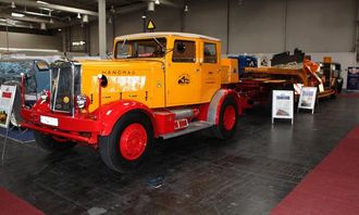 Hanomag ST 100 fra 1947. Sekssylindret motor som yter 100 hk. Egenvekt 6825 kg, tillatt totalvekt 8750 kg. Toppfart 45 km/t.