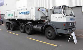 Hanomag-Henschel F221 S 1972-modell. Henschel-motor som yter 230 hk. Topphastighet 90 km/t. Tillatt totaltvekt på dette vogntoget er 54 tonn.