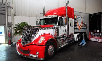 International Lonestar bygget i 2010. 500 hestekrefters Euro 5-motor. Egenvekt 8,3 tonn. Det er American Truck Promotion GmbH som eier bilen.