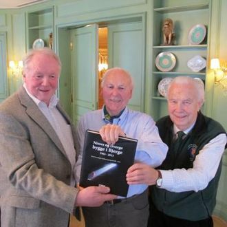 Bokkomiteen presenterte sitt 50-årsprodukt, Nisser og Dverge bygge i Bjerge, på Continental Hotell tirsdag 5. februar. Fra v. Per Bollingmo, Aslak Ravlo og Kaare Flaate.