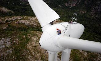 Den nyere tids kraftutbygging. Det er luftig ved montasjen på Bessakerfjellet.