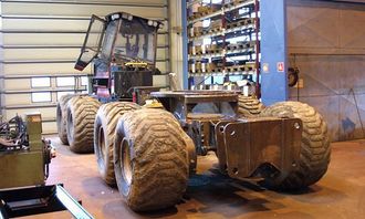 Valmet-lassbæreren fotografert i september ifjor, ribbet og ventende på et "lass" avansert boreutstyr.