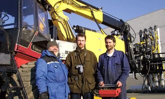 Roar Nordhagen (t.v.) og ingeniørene Eirik Bråthe og Robert Snekkevik er fornøyd med den første testen.