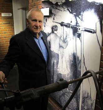 Pensjonisten Kjeld Gustavsen var initiativtageren til etablering av den Lille Fjellsprengningskonferansen. Et av yndlingsproduktene hans i Atlas Copco-huset er en gammel Atlas Cyclop 50 fra 1907. Det ble anskaffet fra Borlänge Gruvemuseum, og Cylop står for "enøyet uhyre".