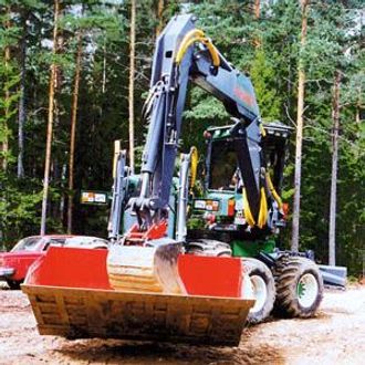 Hytta er nesten rundtomsvingende. Bomvinkling og graveaggregat gjør at føreren selv kan laste i skuffen eller fylle planteaggregatet som kommer til å bli montert på stikka.