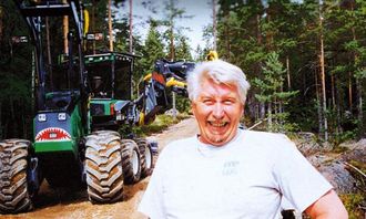 Den svenske maskinentreprenøren Lars Thorstensson har laget en nesten komplett hybridmaskin for skogs- og anleggsarbeid.