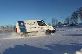 For å komme gjennom dyp snø er det ofte fart og moment i bilen som skal til. Her gjør bilen en ca 100 meter sving ut i dyp snø.