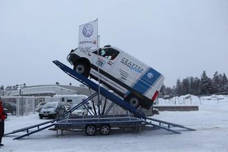 Car Events har en vipp som heller ca. 36° for å demonstrere klatreegenskapene.