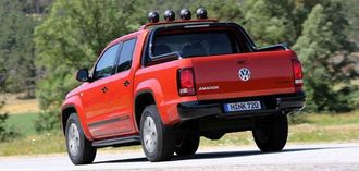 Amarok med blank sort veltebøyle.