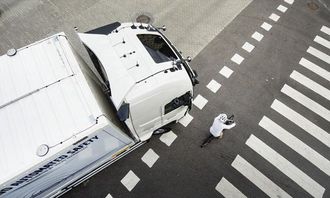 Gjennom innebygde sensorer og kameraer oppdager bilen de sjåføren ikke ser.