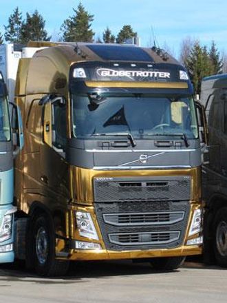 Denne gullfargede Volvo FH vil uten tvil bli lagt merke til.