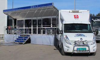 Renault Master skapbil parkert opp mot Volvos nye showtrailer.