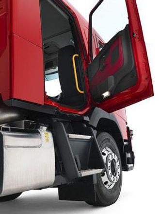 Stigtrinnene på Volvo FMX Crew Cab kan slås ut for å gjøre det enklere å komme seg ut- og inn av førerhuset i en stresset situasjon. Innstigningshåndtakene er farget gule for at de skal være lette å se under alle forhold. Ikke minst på redningsbiler er dette aktuelt.