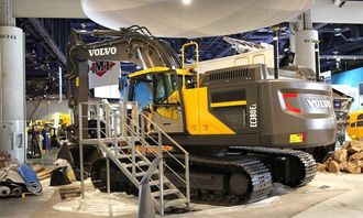 Dagen før Conexpo åpner, var det hektisk aktivitet rundt den nye maskinen for å få alt klart på Volvos stand i Las Vegas Convention Center.