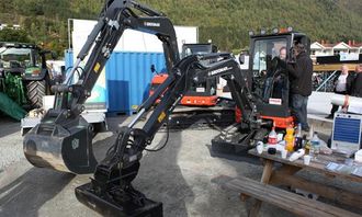 Vinge Maskin AS var på plass på Loen-dagene 2013 med to Eurocomach-maskiner.