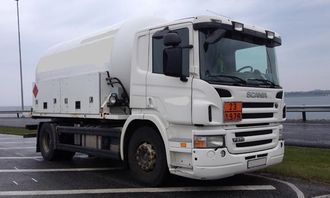 Tankbil med overlast måtte vente på en annen tankbil for å tappe av for mye last i kontrollen 6. mai.