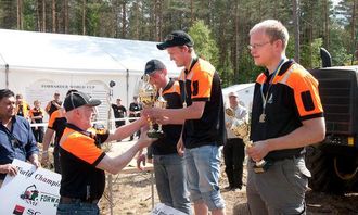 Verdensmester Tobias Sletten mottar pokal av Lars Göran Göransson. Nærmest står tidligere verdensmester Martin Svensson som ble nummer tre. Tyske Günther Weisman tok sølvet.