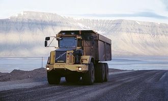70-tonns rammestyrte dumpere er et nytt produkt fra Volvo som er utprøvd og utviklet i fellesskap i Svea. De frakter ferdig kull 7 km fra gruvegangen til depot i havna. Det er 3 70-tonnere, og i tillegg en rekke 40-tonnere. Nå testes også en Mercedes med 60 m3 kasse.