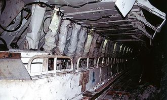 Longwall-maskinen styrer seg automatisk. De kraftige sylindrene i bakkant holder ståltaket oppe og sikrer mot ras. Når maskinen flyttes, raser taket i bakkant.